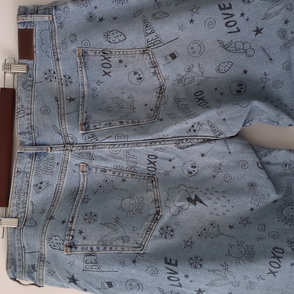 Hollister Ultra High Rise Love Message Dad Jeans 26W Graphic skull, birds, cats - Picture 9 of 10